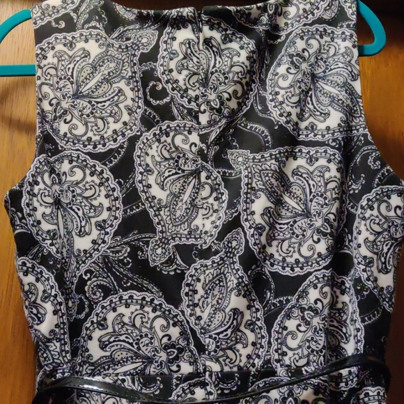 Sleeveless, belted dress - Picture 3 of 3